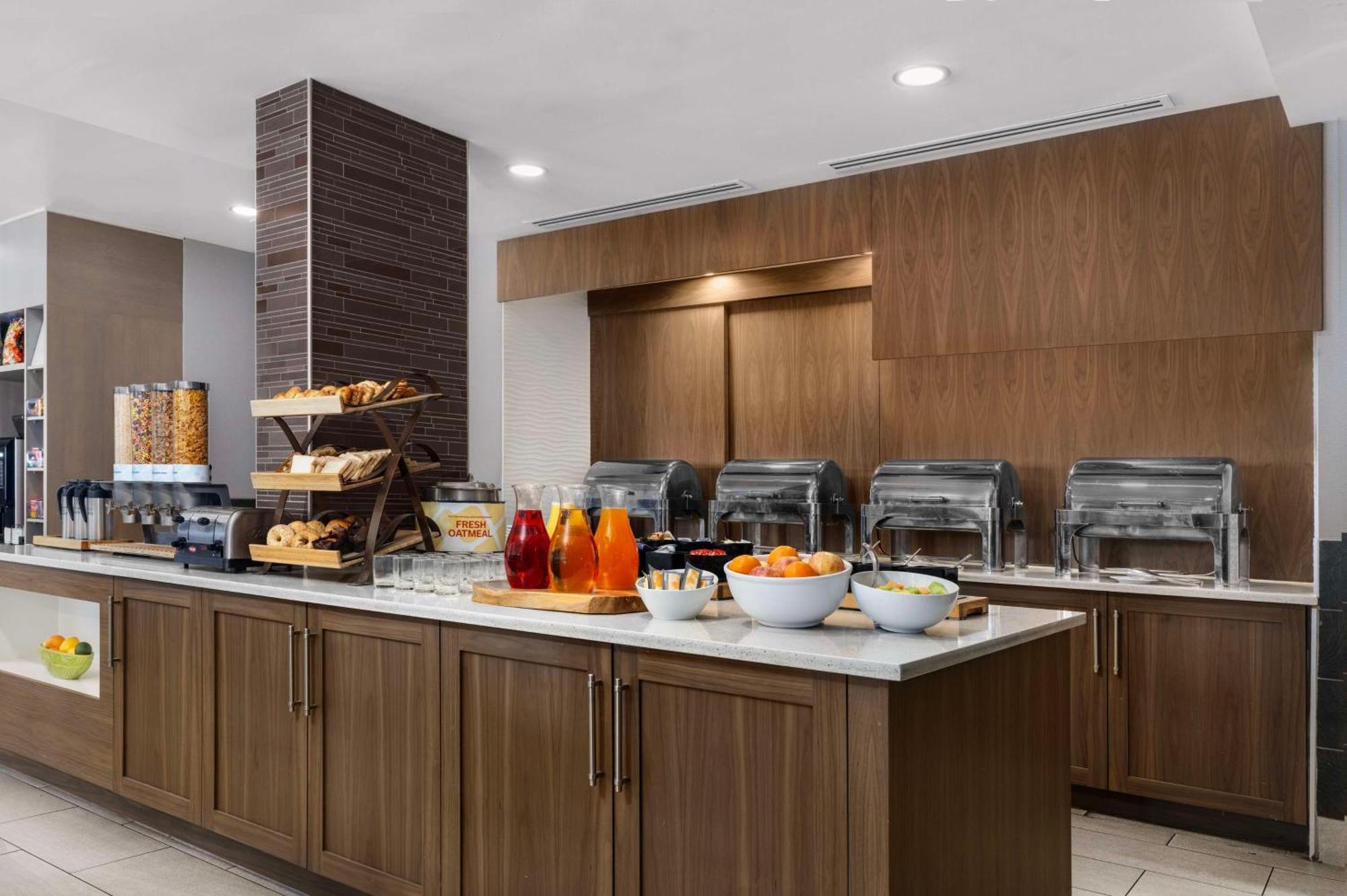 Hilton Garden Inn Calgary Airport Extérieur photo