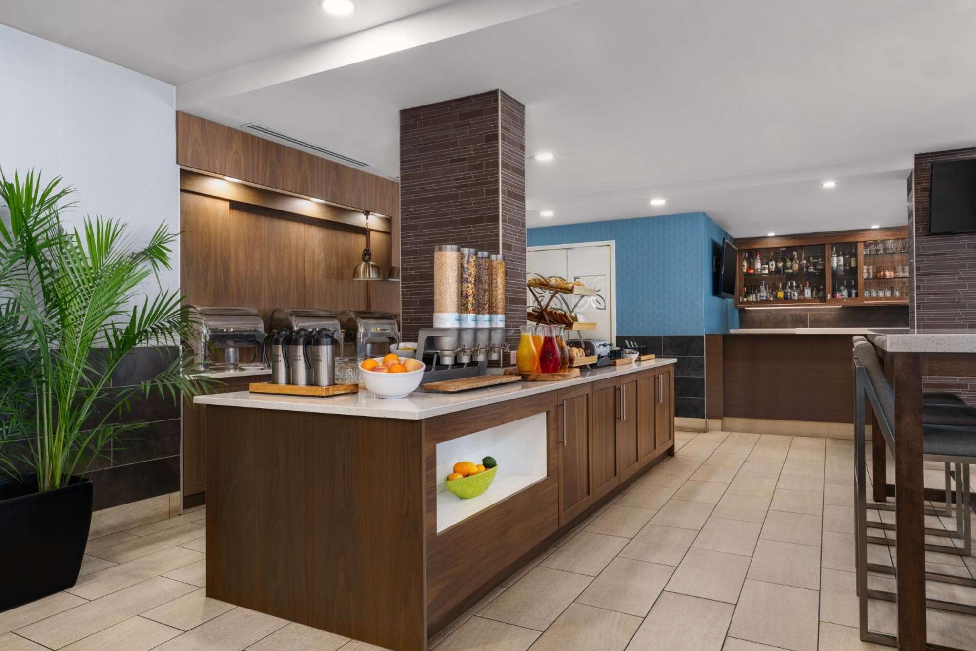 Hilton Garden Inn Calgary Airport Extérieur photo
