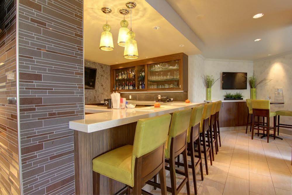 Hilton Garden Inn Calgary Airport Extérieur photo